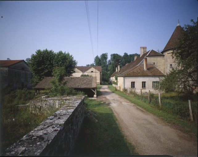 Vue d'ensemble depuis le chemin d'accès en 1989. © Région Bourgogne-Franche-Comté, Inventaire du patrimoine