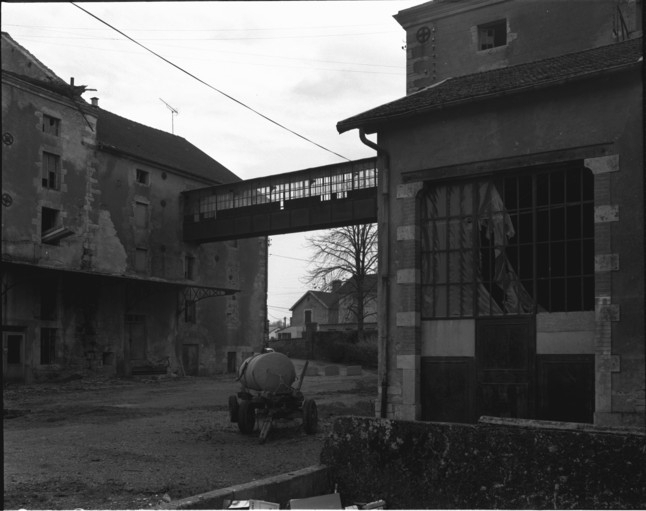 Extrémité sud du moulin public et passerelle en 1989. © Région Bourgogne-Franche-Comté, Inventaire du patrimoine
