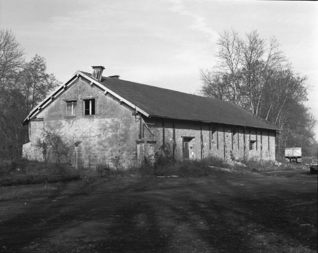 Vue rapprochée de l'entrepôt industriel en 1989. © Région Bourgogne-Franche-Comté, Inventaire du patrimoine