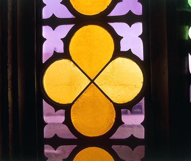 Verrière (baie 3), détail : quadrilobe de la lancette gauche. © Région Bourgogne-Franche-Comté, Inventaire du patrimoine