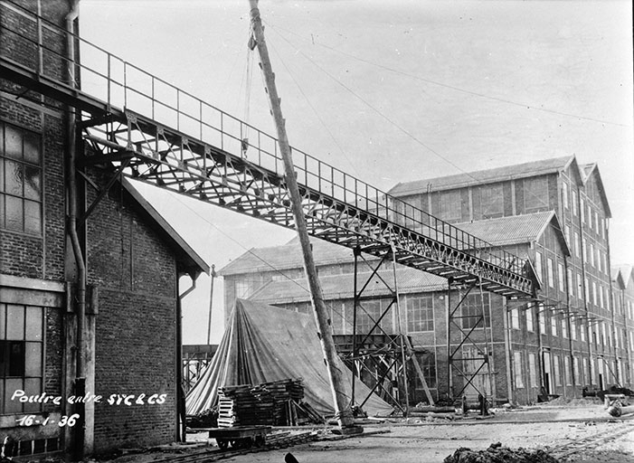 Mise en place du portique entre l'atelier de caustification et le bâtiment des générateurs d'électricité et de vapeur. © Région Bourgogne-Franche-Comté, Inventaire du patrimoine Mise en place du portique entre l'atelier de caustification et le bâtiment des générateurs d'électricité et de vapeur. © Région Bourgogne-Franche-Comté, Inventaire du patrimoine