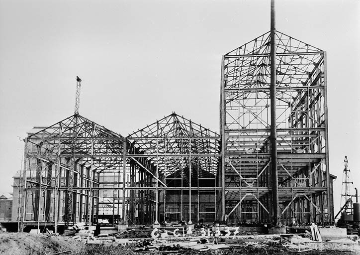 Construction de l'atelier du chlorure de calcium : montage de la charpente. © Région Bourgogne-Franche-Comté, Inventaire du patrimoine Construction de l'atelier du chlorure de calcium : montage de la charpente. © Région Bourgogne-Franche-Comté, Inventaire du patrimoine