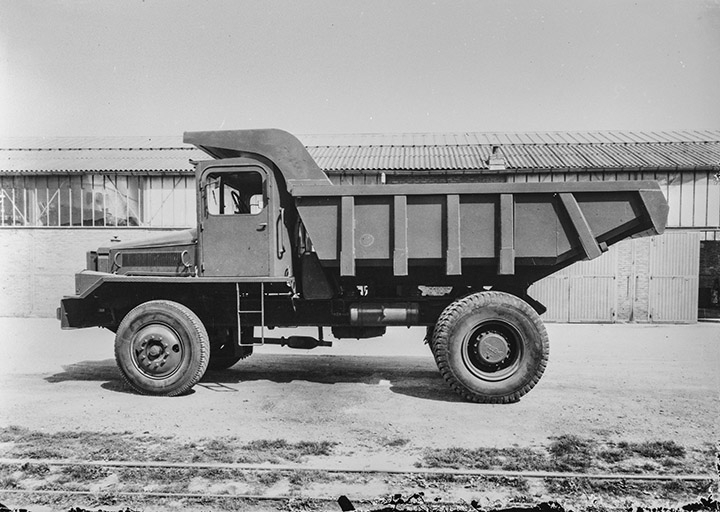 Camion à benne basculante Willeme, utilisé en remplacement des wagons à la carrière. © Région Bourgogne-Franche-Comté, Inventaire du patrimoine Camion à benne basculante Willeme, utilisé en remplacement des wagons à la carrière. © Région Bourgogne-Franche-Comté, Inventaire du patrimoine