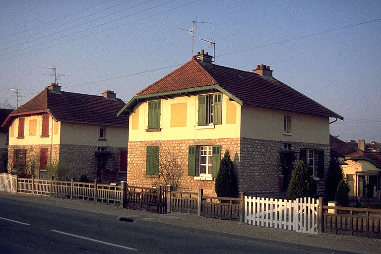 Façade antérieure et face droite. © Région Bourgogne-Franche-Comté, Inventaire du patrimoine
