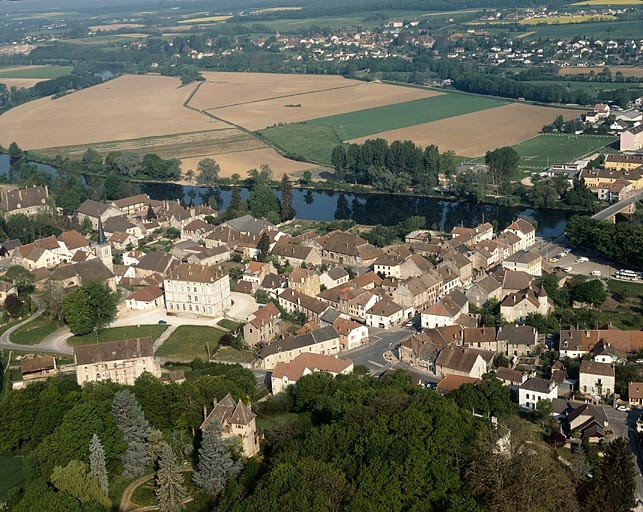 Le centre du village, photographie aérienne. © Région Bourgogne-Franche-Comté, Inventaire du patrimoine Le centre du village, photographie aérienne. © Région Bourgogne-Franche-Comté, Inventaire du patrimoine
