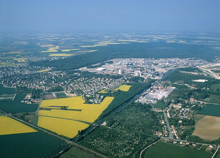L'usine et la cité ouvrière de Tavaux vues du nord-est, photographie aérienne. © Région Bourgogne-Franche-Comté, Inventaire du patrimoine L'usine et la cité ouvrière de Tavaux vues du nord-est, photographie aérienne. © Région Bourgogne-Franche-Comté, Inventaire du patrimoine