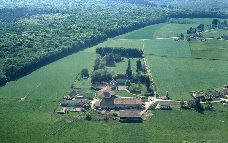 Vue aérienne depuis le nord-ouest. © Région Bourgogne-Franche-Comté, Inventaire du patrimoine Vue aérienne depuis le nord-ouest. © Région Bourgogne-Franche-Comté, Inventaire du patrimoine