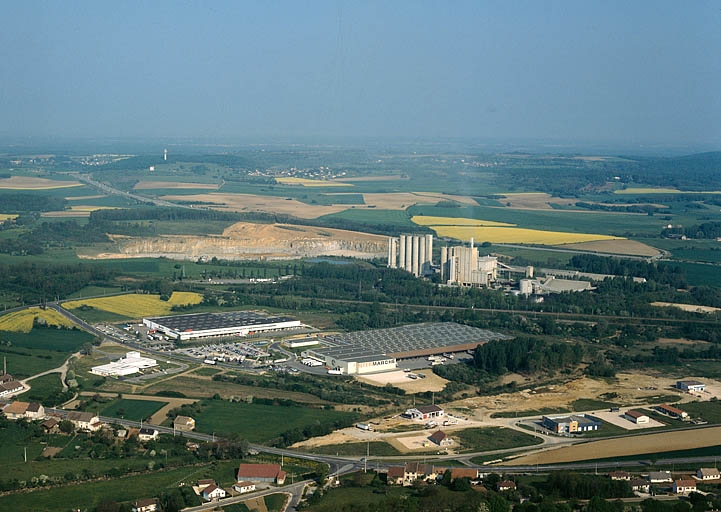 Vue aérienne, depuis le sud-est. © Région Bourgogne-Franche-Comté, Inventaire du patrimoine