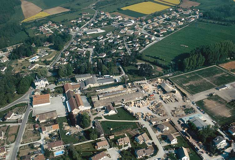 Vue aérienne de l'usine depuis le sud-est (vue rapprochée). © Région Bourgogne-Franche-Comté, Inventaire du patrimoine Vue aérienne de l'usine depuis le sud-est (vue rapprochée). © Région Bourgogne-Franche-Comté, Inventaire du patrimoine