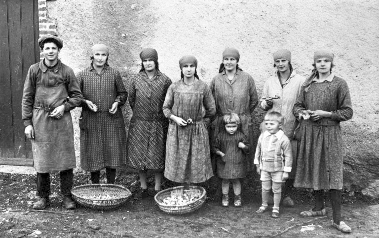 Pipières devant l'usine. © Région Bourgogne-Franche-Comté, Inventaire du patrimoine Pipières devant l'usine. © Région Bourgogne-Franche-Comté, Inventaire du patrimoine