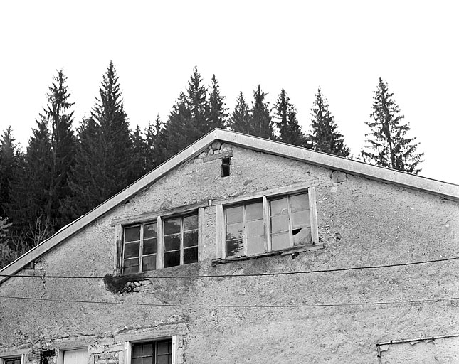 Baies "horlogères" dans le mur pignon de l'atelier. © Région Bourgogne-Franche-Comté, Inventaire du patrimoine