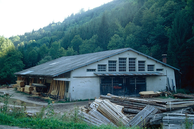 Scierie vue de trois quarts gauche. © Région Bourgogne-Franche-Comté, Inventaire du patrimoine Scierie vue de trois quarts gauche. © Région Bourgogne-Franche-Comté, Inventaire du patrimoine