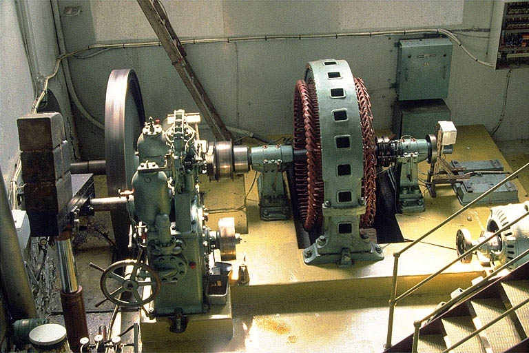 Intérieur de la salle des machines (D). Arbre de couche d'une turbine Francis, régulateur et alternateur de 1914. © Région Bourgogne-Franche-Comté, Inventaire du patrimoine