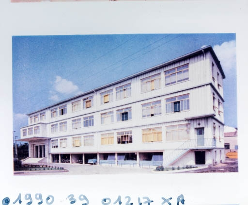 Exemple de construction dans les années 1950 : immeuble servant de siège à la C.M.F., à Florange (Moselle). © Région Bourgogne-Franche-Comté, Inventaire du patrimoine