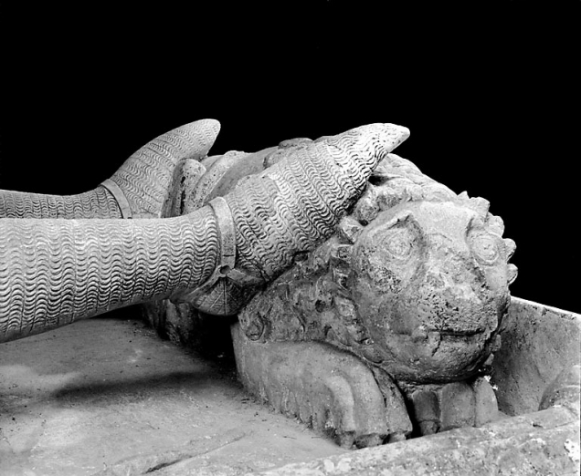 Détail : le lion aux pieds de Renaud de Bourgogne, vu de trois quarts droit. © Région Bourgogne-Franche-Comté, Inventaire du patrimoine