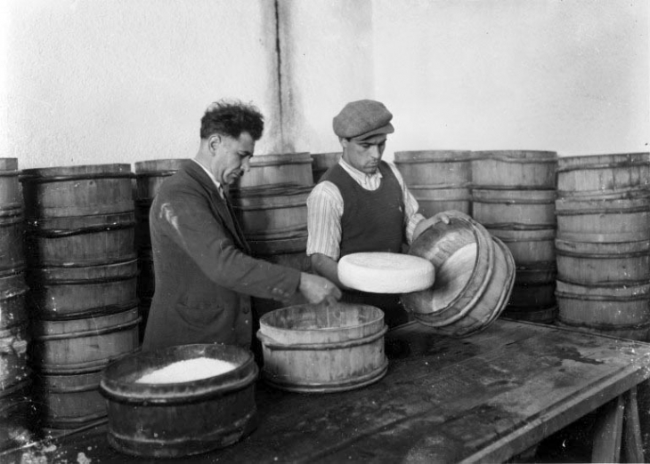 Retournement et salage du fromage. © Région Bourgogne-Franche-Comté, Inventaire du patrimoine