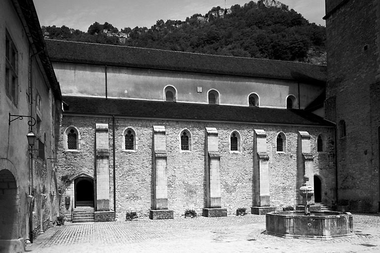 Côté nord de la cour du cloître. © Région Bourgogne-Franche-Comté, Inventaire du patrimoine