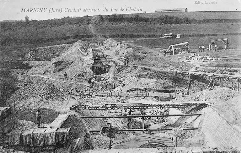 Marigny (Jura). Conduit déversoir du Lac de Chalain [le chantier vu depuis le haut de la conduite]. © Région Bourgogne-Franche-Comté, Inventaire du patrimoine