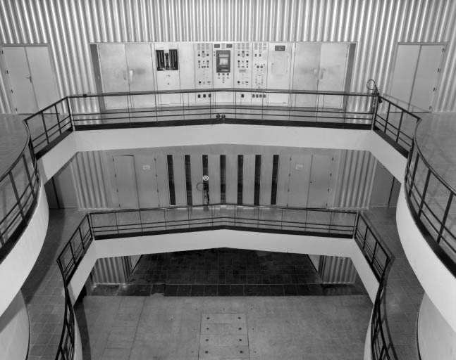 Intérieur de la centrale : vaisseau et panneau de commande. © Région Bourgogne-Franche-Comté, Inventaire du patrimoine Intérieur de la centrale : vaisseau et panneau de commande. © Région Bourgogne-Franche-Comté, Inventaire du patrimoine