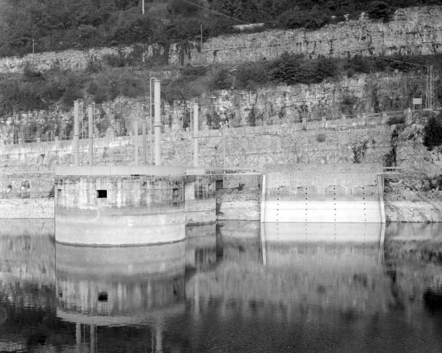 Tours et dalle de béton surmontant la grille de prise d'eau. © Région Bourgogne-Franche-Comté, Inventaire du patrimoine Tours et dalle de béton surmontant la grille de prise d'eau. © Région Bourgogne-Franche-Comté, Inventaire du patrimoine