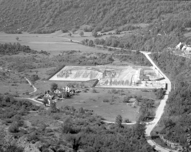 Poste de départ d'énergie et maisons du personnel d'exploitation de l'ancienne centrale de la chartreuse de Vaucluse. © Région Bourgogne-Franche-Comté, Inventaire du patrimoine Poste de départ d'énergie et maisons du personnel d'exploitation de l'ancienne centrale de la chartreuse de Vaucluse. © Région Bourgogne-Franche-Comté, Inventaire du patrimoine