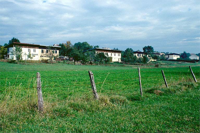 Vue d'ensemble de la maison et de la cité des Lattes, depuis le sud. © Région Bourgogne-Franche-Comté, Inventaire du patrimoine