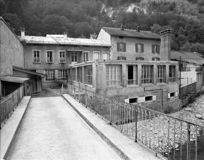 Façade antérieure de l'usine sur la rue de la République et passerelle sur la Bienne. © Région Bourgogne-Franche-Comté, Inventaire du patrimoine