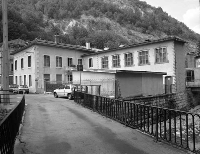Vue d'ensemble du logement patronal, depuis le pont de la rue du Casino. © Région Bourgogne-Franche-Comté, Inventaire du patrimoine