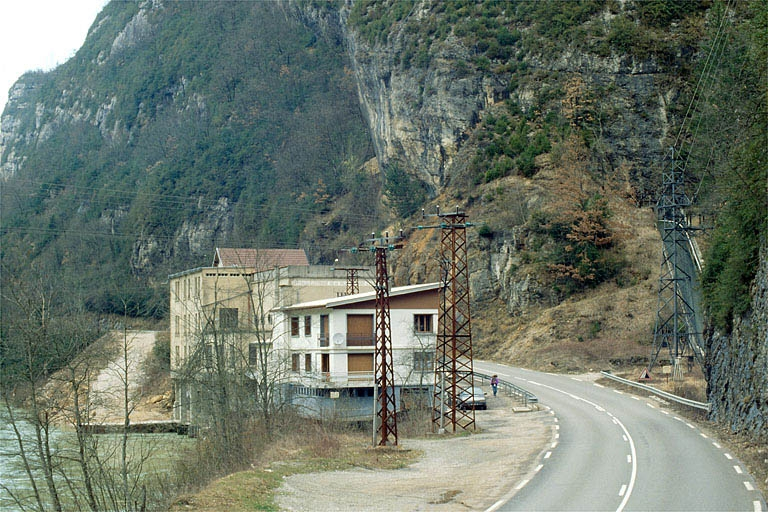 Vue d'ensemble : logement d'ouvriers et centrale. © Région Bourgogne-Franche-Comté, Inventaire du patrimoine