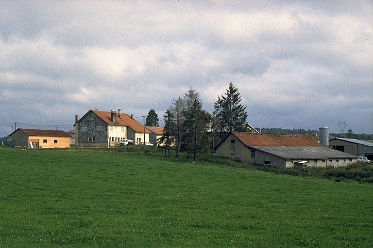 Vue d'ensemble depuis le sud. Porcherie à droite. © Région Bourgogne-Franche-Comté, Inventaire du patrimoine