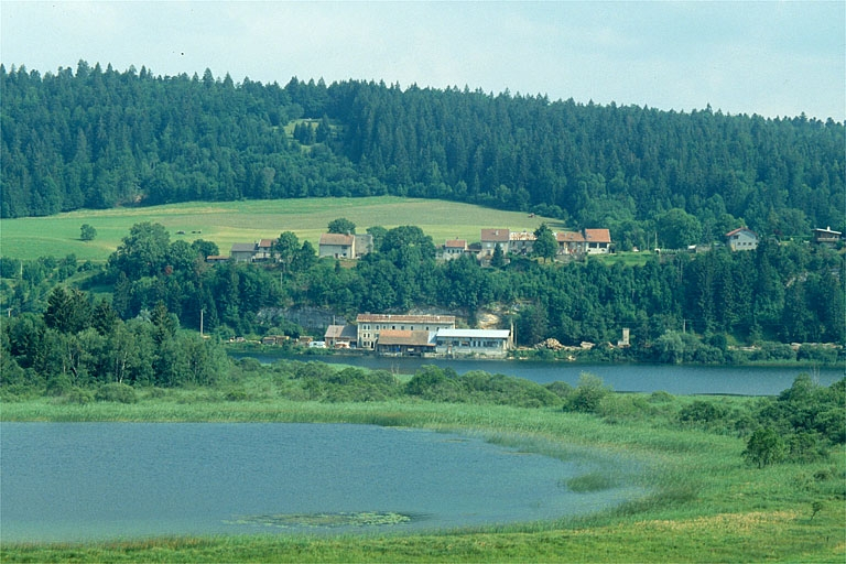 Vue d'ensemble depuis l'ouest. © Région Bourgogne-Franche-Comté, Inventaire du patrimoine