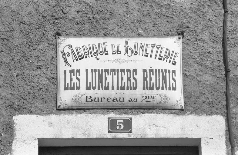 Plaque émaillée surmontant l'entrée. © Région Bourgogne-Franche-Comté, Inventaire du patrimoine Plaque émaillée surmontant l'entrée. © Région Bourgogne-Franche-Comté, Inventaire du patrimoine
