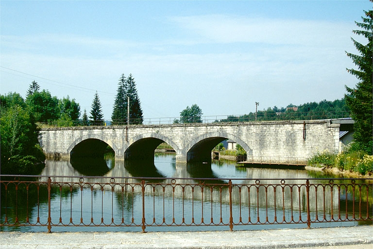 Bassin de retenue et pont du chemin de fer. © Région Bourgogne-Franche-Comté, Inventaire du patrimoine