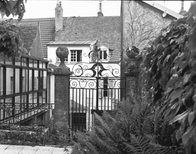 Détail de la grille d'entrée du jardin. © Région Bourgogne-Franche-Comté, Inventaire du patrimoine Détail de la grille d'entrée du jardin. © Région Bourgogne-Franche-Comté, Inventaire du patrimoine