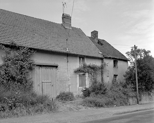 Façade sur rue avec la maison mitoyenne. © Région Bourgogne-Franche-Comté, Inventaire du patrimoine Façade sur rue avec la maison mitoyenne. © Région Bourgogne-Franche-Comté, Inventaire du patrimoine