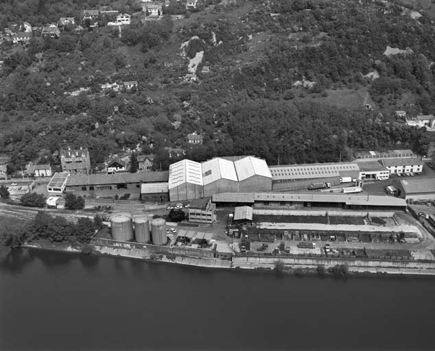 Vue d'ensemble plongeante sur le port des Près-de-Vaux depuis la citadelle, en 1992. © Région Bourgogne-Franche-Comté, Inventaire du patrimoine