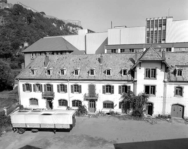 Vue plongeante sur la façade sur cour des bureaux (extrémité occidentale). © Région Bourgogne-Franche-Comté, Inventaire du patrimoine