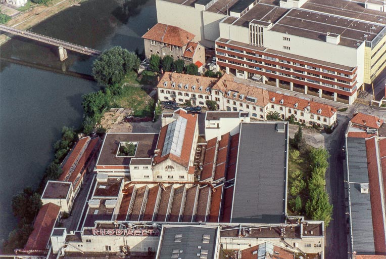 Vue aérienne de l'usine A depuis le sud-est : atelier de fabrication (S), cantine et bureaux. © Région Bourgogne-Franche-Comté, Inventaire du patrimoine