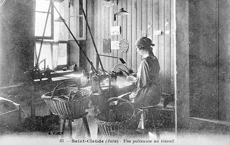 Saint-Claude (Jura) - Une polisseuse au travail. © Région Bourgogne-Franche-Comté, Inventaire du patrimoine