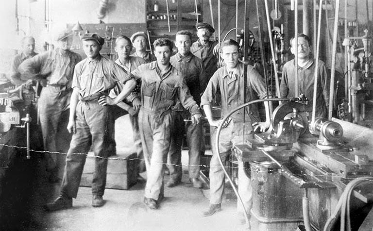 Personnel à l'intérieur d'un atelier. © Région Bourgogne-Franche-Comté, Inventaire du patrimoine