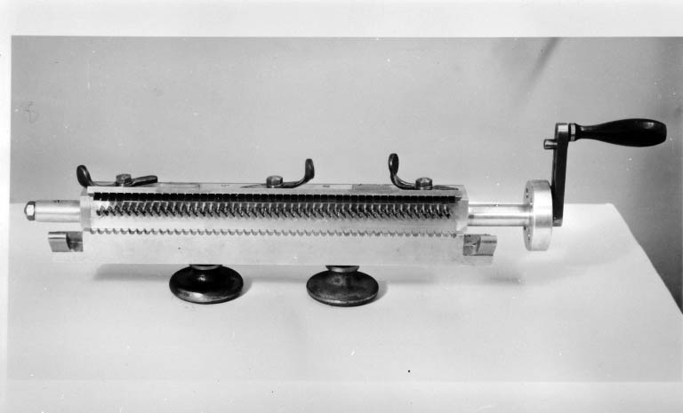 Industrie lapidaire : porte-pierre à 48 broches pour machine à tailler ou à polir automatique. © Région Bourgogne-Franche-Comté, Inventaire du patrimoine