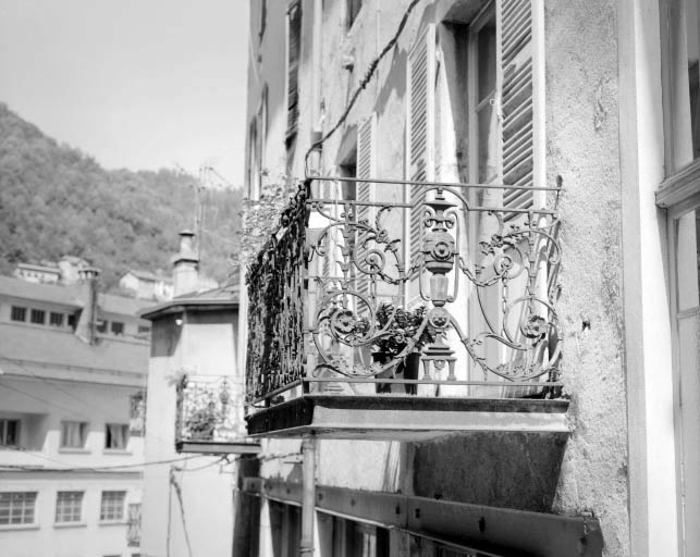Balcon du magasin industriel et logement d'ouvriers, rue des Petites Etapes. © Région Bourgogne-Franche-Comté, Inventaire du patrimoine