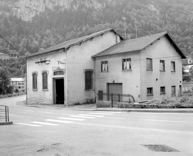 Façade antérieure vue de trois quarts droite. © Région Bourgogne-Franche-Comté, Inventaire du patrimoine