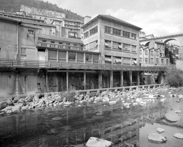 Diamanterie Dalloz : partie droite de la façade postérieure. © Région Bourgogne-Franche-Comté, Inventaire du patrimoine Diamanterie Dalloz : partie droite de la façade postérieure. © Région Bourgogne-Franche-Comté, Inventaire du patrimoine