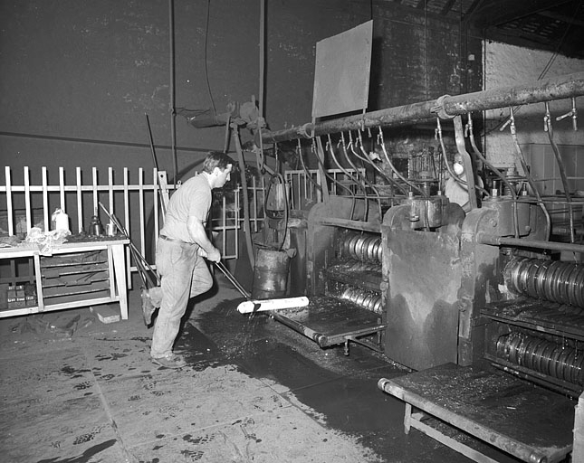 Laminoir : introduction de la billette en cage de dégrossis. © Région Bourgogne-Franche-Comté, Inventaire du patrimoine