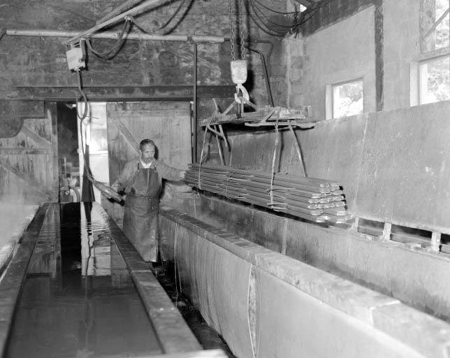 Atelier de décapage : déplacement des barres. © Région Bourgogne-Franche-Comté, Inventaire du patrimoine