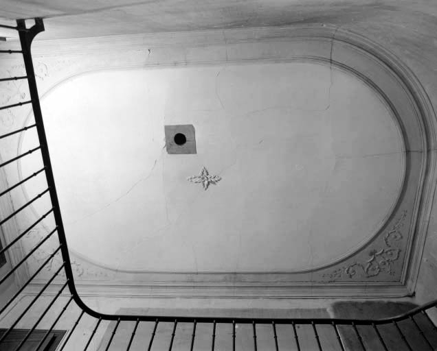 Intérieur de l'habitation : vue du plafond de la cage d'escalier principale. © Région Bourgogne-Franche-Comté, Inventaire du patrimoine