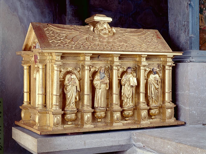 Châsse de gauche, vue d'ensemble de trois quarts. © Région Bourgogne-Franche-Comté, Inventaire du patrimoine