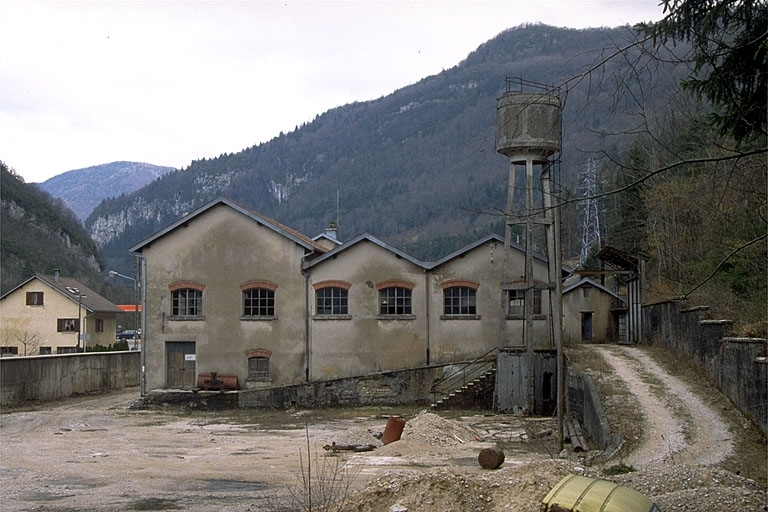 Cour, atelier de fabrication et château d'eau. © Région Bourgogne-Franche-Comté, Inventaire du patrimoine Cour, atelier de fabrication et château d'eau. © Région Bourgogne-Franche-Comté, Inventaire du patrimoine