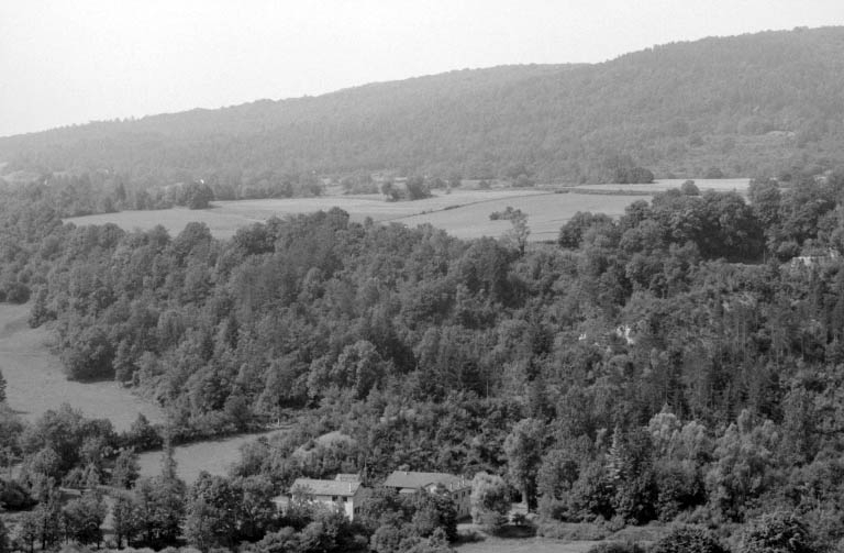 Vue d'ensemble plongeante depuis l'est. © Région Bourgogne-Franche-Comté, Inventaire du patrimoine